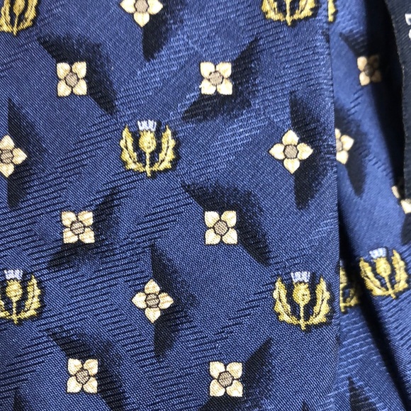 Burberry tie, 100% silk. 4”, No rips or stains. - Picture 2 of 4